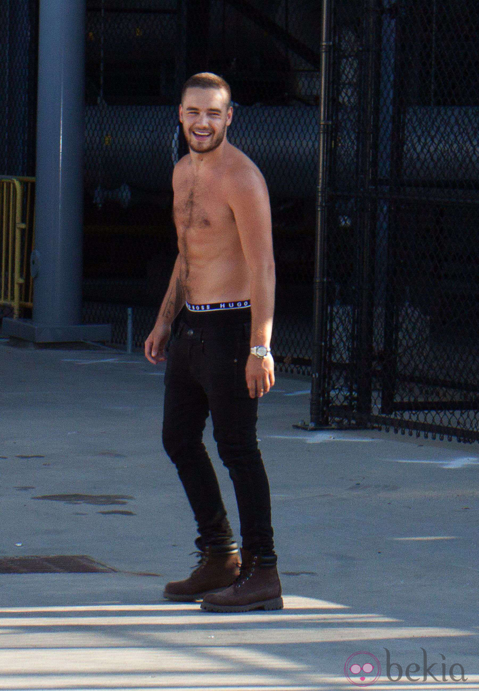 EAST RUTHERFORD, NJ - AUGUST 04: Liam Payne from the band One Direction shoots hoops prior to a concert appearance with the band August 4, 2014 at MetLife Stadium in East Rutherford, New Jersey.  (Photo by Paula Barbagallo/North Jersey Media Group/Getty Images)