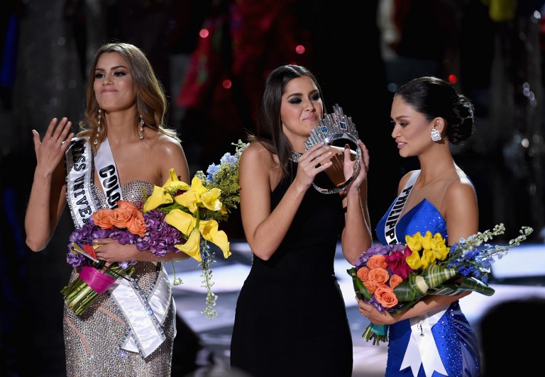 LAS VEGAS, NV - DECEMBER 20: (L-R) Miss Colombia 2015, Ariadna Gutierrez, has her crown removed by Miss Universe 2014, Paulina Vega, and given to the winner of Miss Universe 2015, Miss Phillipines 2015, Pia Alonzo Wurtzbach. Miss Colombia, Ariadna Gutierrez, was incorrectly named Miss Universe 2015 during the 2015 Miss Universe Pageant at The Axis at Planet Hollywood Resort & Casino on December 20, 2015 in Las Vegas, Nevada.   Ethan Miller/Getty Images/AFP