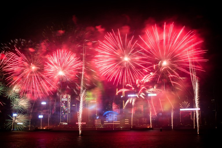 Fireworks are seen over the city's skyline in Hong Kong on January 1, 2016 as part of the 2016 new year celebrations. AFP PHOTO / Philippe Lopez / AFP / PHILIPPE LOPEZ