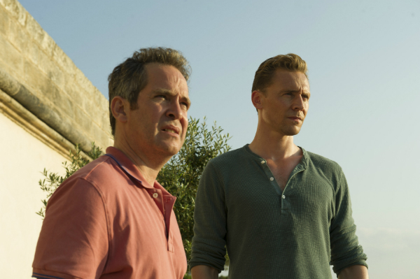 Junto al póster de la serie, AMC también ha compartido dos imágenes oficiales de esta historia que cuenta la historia de un ex soldado británico (Tom Hiddleston) que ahora trabaja como auditor nocturno en un hotel de lujo. Allí, después de conocer a una mujer llamada Sophie (Aure Atika), quien le advierte que Richard Onslow (Hugh Laurie) es un gran traficante de armas, se ve poco a poco envuelto en una red de espías, traficantes y asesinos.