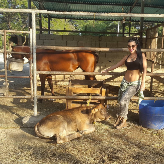 Instagram: ArayaJimena