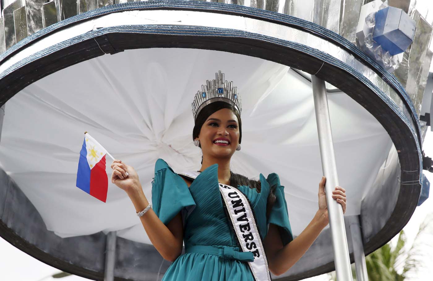 Miss Universe 2015 Pia Alonzo Wurtzbach holds a miniature Philippine flag during a motorcade in Manila, January 25, 2016. Wurtzbach, the first Miss Universe from the Philippines in more than four decades, said on Sunday she will spend her reign bringing awareness to issues like HIV and draw support for countries vulnerable to disasters. REUTERS/Erik De Castro