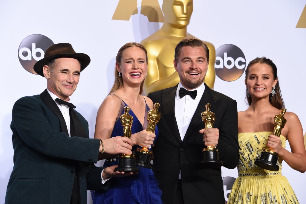 (L-R) Best Supporting Actor Mark Rylance, Best Actress Brie Larson, Best Actor Leonardo DiCaprio and Best Supporting Actress Alicia Vikander pose with their Oscar in the press room during the 88th Oscars in Hollywood on February 28, 2016. / AFP / ROBYN BECK
