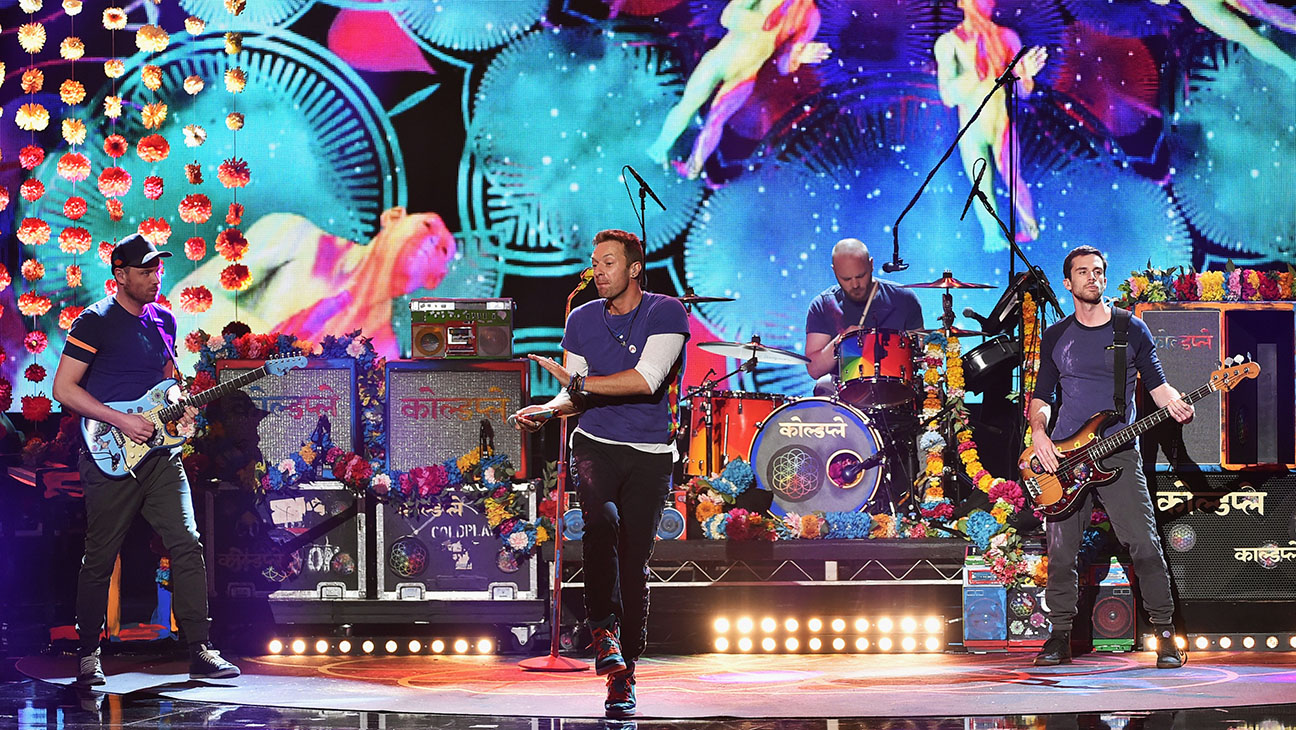LOS ANGELES, CA - NOVEMBER 22: Singer Chris Martin (C) and musicians (L-R) Jonny Buckland, Will Champion and Guy Berryman of Coldplay perform onstage during the 2015 American Music Awards at Microsoft Theater on November 22, 2015 in Los Angeles, California. (Photo by Kevin Winter/Getty Images)