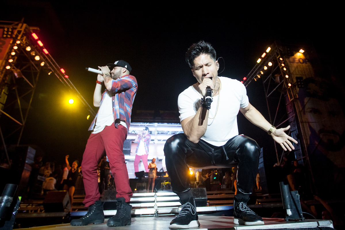 CAR17. CARACAS (VENEZUELA), 20/02/2016.- Los cantantes Jesús Alberto Miranda Pérez (delante) y Miguel Ignacio Mendoza Donatti (atrás) del duo "Chino y Nacho" participan en una marcha denominada "Un grito por la libertad" hoy, sábado 20 de febrero de 2016, en Caracas (Venezuela). La manifestación busca promover la Ley de Amnistía, que busca la liberación de los llamados presos políticos venezolanos. EFE/MIGUEL GUTIÉRREZ