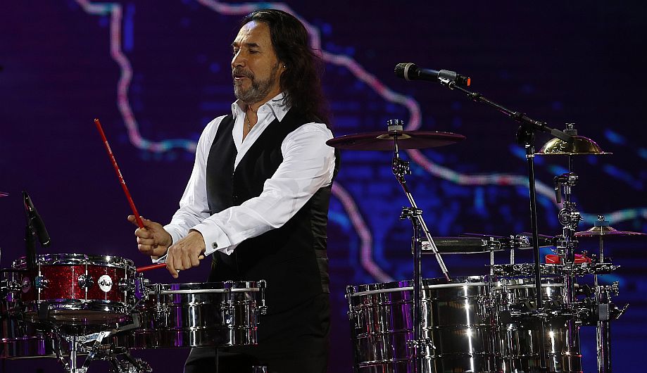CH27. VIÑA DEL MAR (CHILE), 22/02/2016.- El cantante mexicano Marco Antonio Solis se presenta hoy, lunes 22 de febrero de 2016, en la noche inaugural de 57 edición del Festival Internacional de La Canción de Viña del Mar, en la ciudad de Viña del Mar, localidad distante a 120 Km, al noreste de Santiago de Chile (Chile). EFE/Mario Ruiz