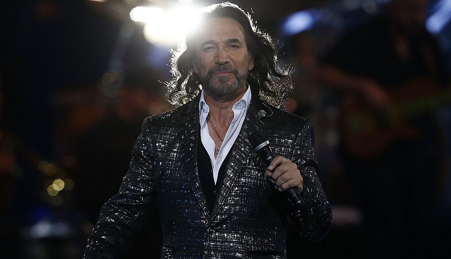 CH25. VIÑA DEL MAR (CHILE), 22/02/2016.- El cantante mexicano Marco Antonio Solis se presenta hoy, lunes 22 de febrero de 2016, en la noche inaugural de 57 edición del Festival Internacional de La Canción de Viña del Mar, en la ciudad de Viña del Mar, localidad distante a 120 Km, al noreste de Santiago de Chile (Chile). EFE/Mario Ruiz