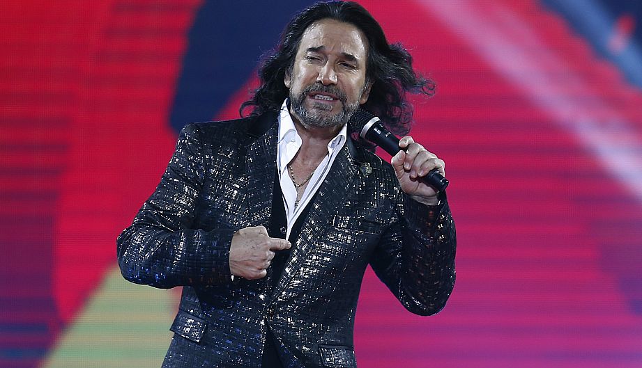 CH23. VIÑA DEL MAR (CHILE), 22/02/2016.- El cantante mexicano Marco Antonio Solis se presenta hoy, lunes 22 de febrero de 2016, en la noche inaugural de 57 edición del Festival Internacional de La Canción de Viña del Mar, en la ciudad de Viña del Mar, localidad distante a 120 Km, al noreste de Santiago de Chile (Chile). EFE/Mario Ruiz