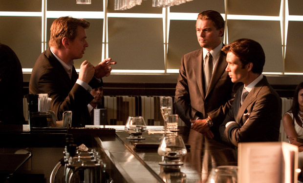 Christopher Nolan dirigiendo a los actores Cillian Murphy y Leonardo DiCaprio en el film "El Origen"