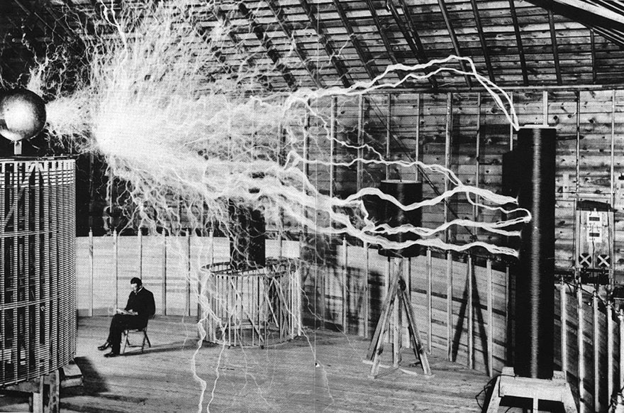 1. Nikola Tesla en su laboratorio con su “Transmisor de amplificaciones”