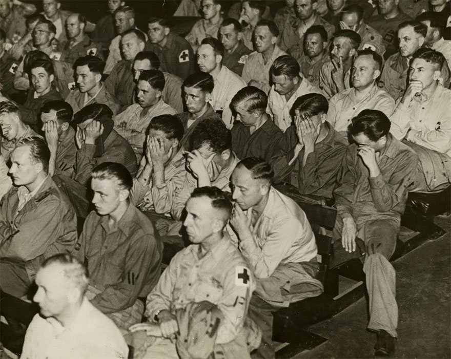 11. Soldados alemanes reaccionando ante las imágenes de campos de concentración, 1945