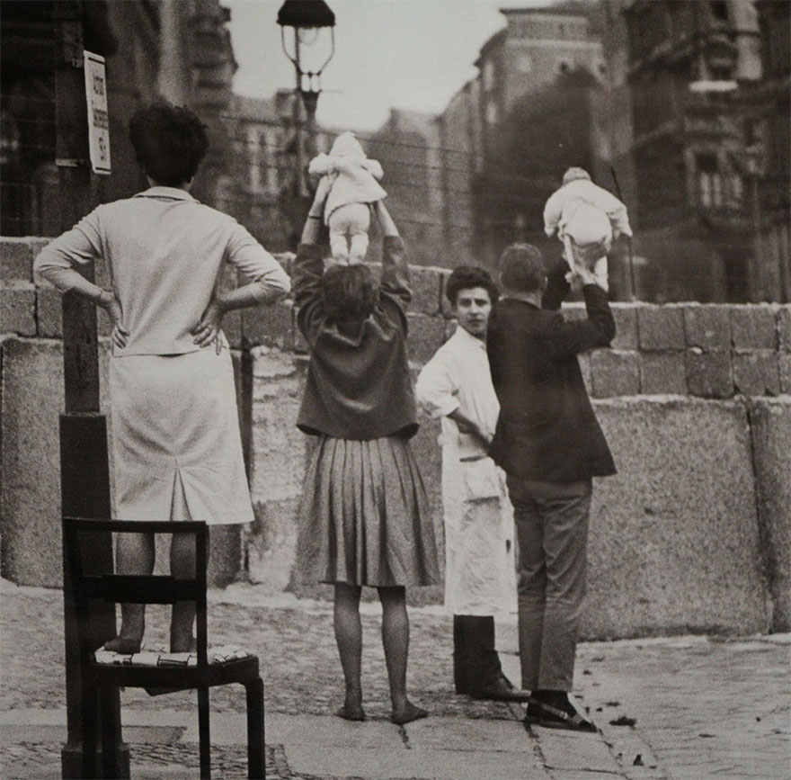 12. Residentes de Berlín Oeste muestran sus hijos a los abuelos que viven en el lado Este, 1961