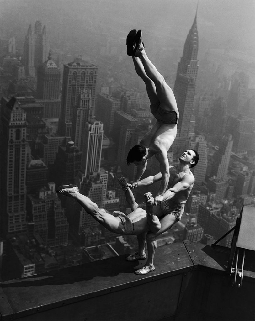 13. Acróbatas haciendo equilibrios en la cima del Empire State Building, 1934