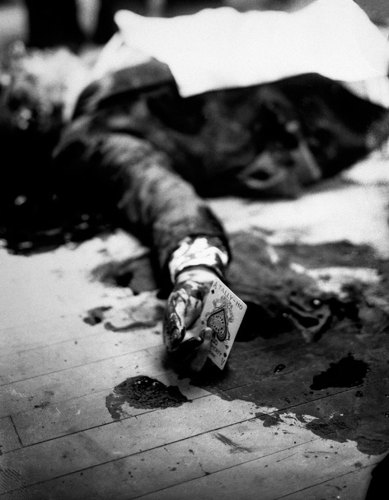 16. Joe Masseria, capo mafioso, muerto en el suelo de un restaurante de Brooklyn mientras sostiene el as de picas, 1931