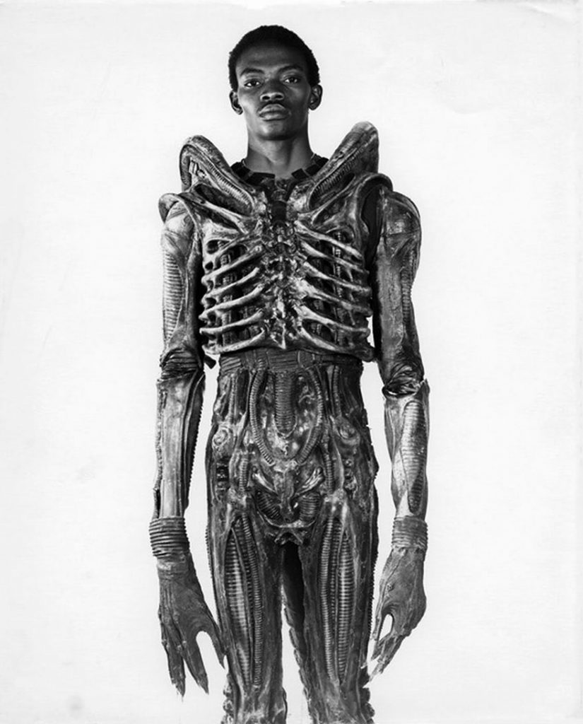 19. Bolaji Badejo, de 2,13 metros, estudiante nigeriano de diseño, llevando su disfraz para actuar en la película Alien de 1978