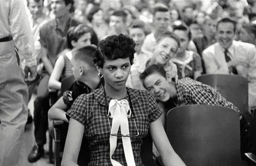 2. Dorothy Counts, 1ª chica negra en asistir a una escuela de blancos en EEUU, con sus compañeros burlándose de ella, 1957