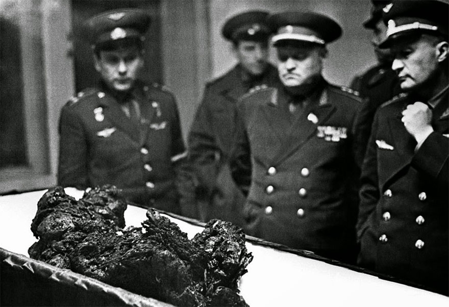 20. Los restos del astronauta Vladimir Komarov, quién cayó desde el espacio, 1967