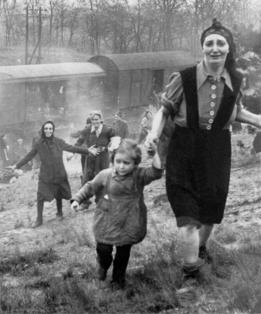 5. Prisioneras judías tras ser liberados de un tren de la muerte, 1945