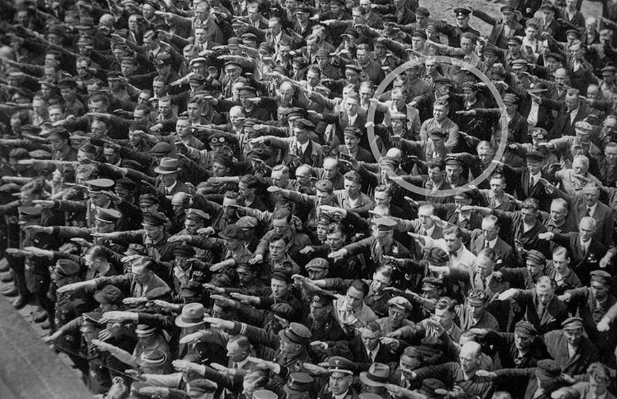8. Un solo hombre negándose a hacer el saludo nazi, 1936