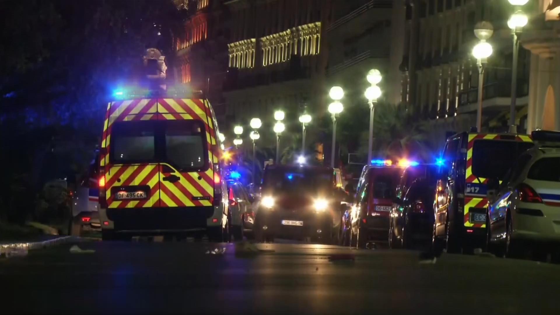 En esta toma de video del jueves 14 de julio de 2016, se ven ambulancias y carros de la policía en el lugar en el que un camión subió a la acera y embistió a una multitud reunida para ver los fuegos artificiales en la turística ciudad de Niza. Las autoridades y testigos describieron el incidente como un ataque deliberado. Aparentemente hay decenas de muertos y heridos. (BFMTV via AP)