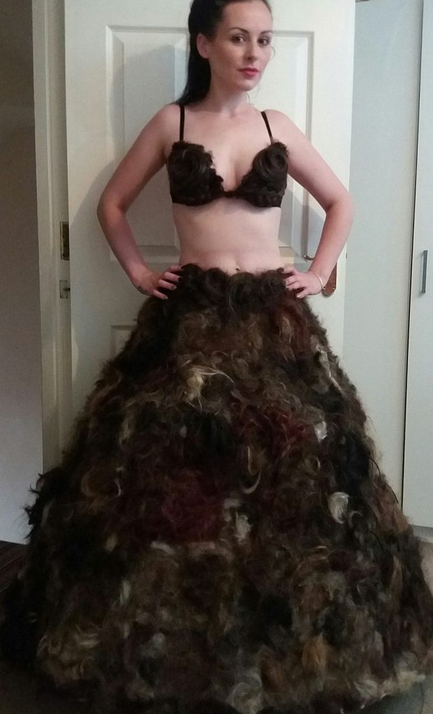 mujer-crea-vestido-vello-pubico-4