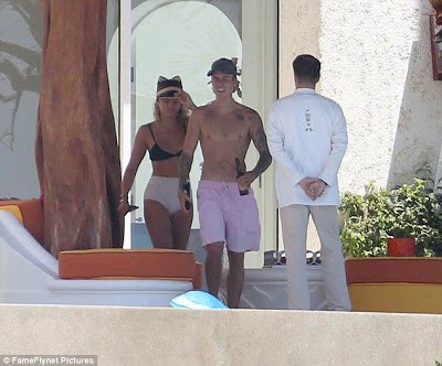 Pictures-as-Justin-Bieber-passionately-kisses-Sofia-Richie-in-Mexico-viviangist.com-12