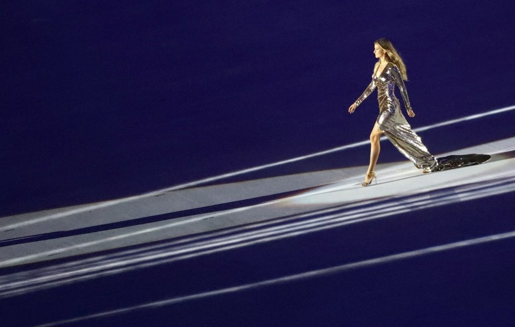 2016 Rio Olympics - Opening ceremony - Maracana - Rio de Janeiro, Brazil - 05/08/2016. Brazilian top model Gisele Bundchen takes part in the opening ceremony. REUTERS/Mike Blake TPX IMAGES OF THE DAY FOR EDITORIAL USE ONLY. NOT FOR SALE FOR MARKETING OR ADVERTISING CAMPAIGNS.