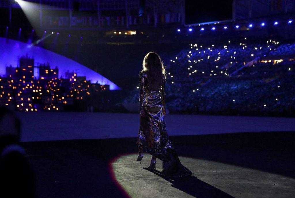 2016 Rio Olympics - Opening ceremony - Maracana - Rio de Janeiro, Brazil - 05/08/2016. Brazilian top model Gisele Bundchen takes part in the opening ceremony. REUTERS/Kai Pfaffenbach FOR EDITORIAL USE ONLY. NOT FOR SALE FOR MARKETING OR ADVERTISING CAMPAIGNS.