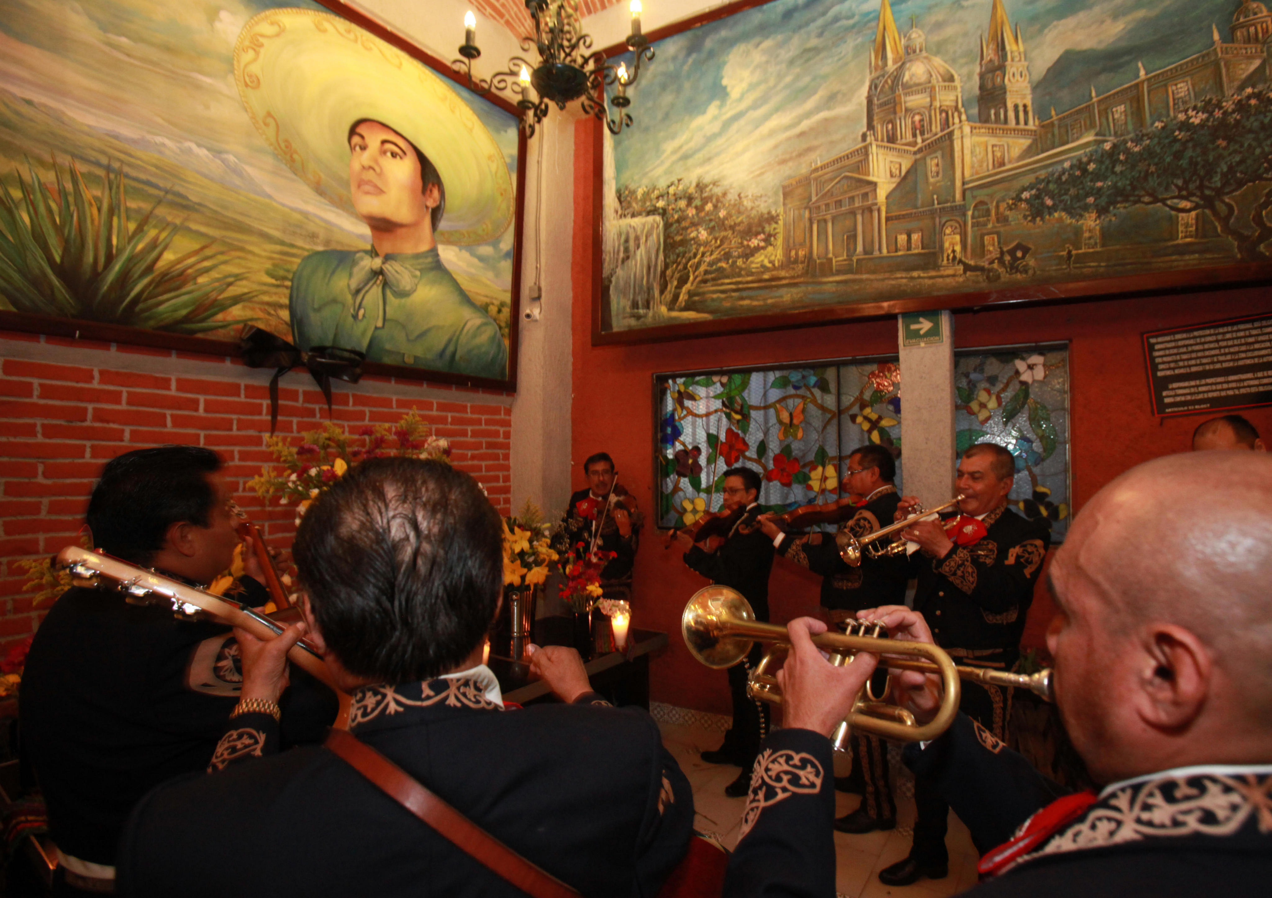 MEX30. CIUDAD DE MÉXICO (MÉXICO), 28/08/2016.- Mariachis rinden homenaje hoy, domingo 28 de agosto de 2016, en la Plaza Garibaldi, la icónica plaza de los mariachis de Ciudad de México, (México) al cantautor Juan Gabriel quien murió esta mañana en su casa de Santa Mónica, California (Estados Unidos). La sorpresiva muerte del cantante Juan Gabriel de un infarto al corazón a los 66 años ha causado una enorme conmoción en su natal México, donde se preparan para homenajear a esta estrella internacional que es considerada el máximo exponente de la música popular del país. EFE/Mario Guzmán MÉXICO JUAN GABRIEL