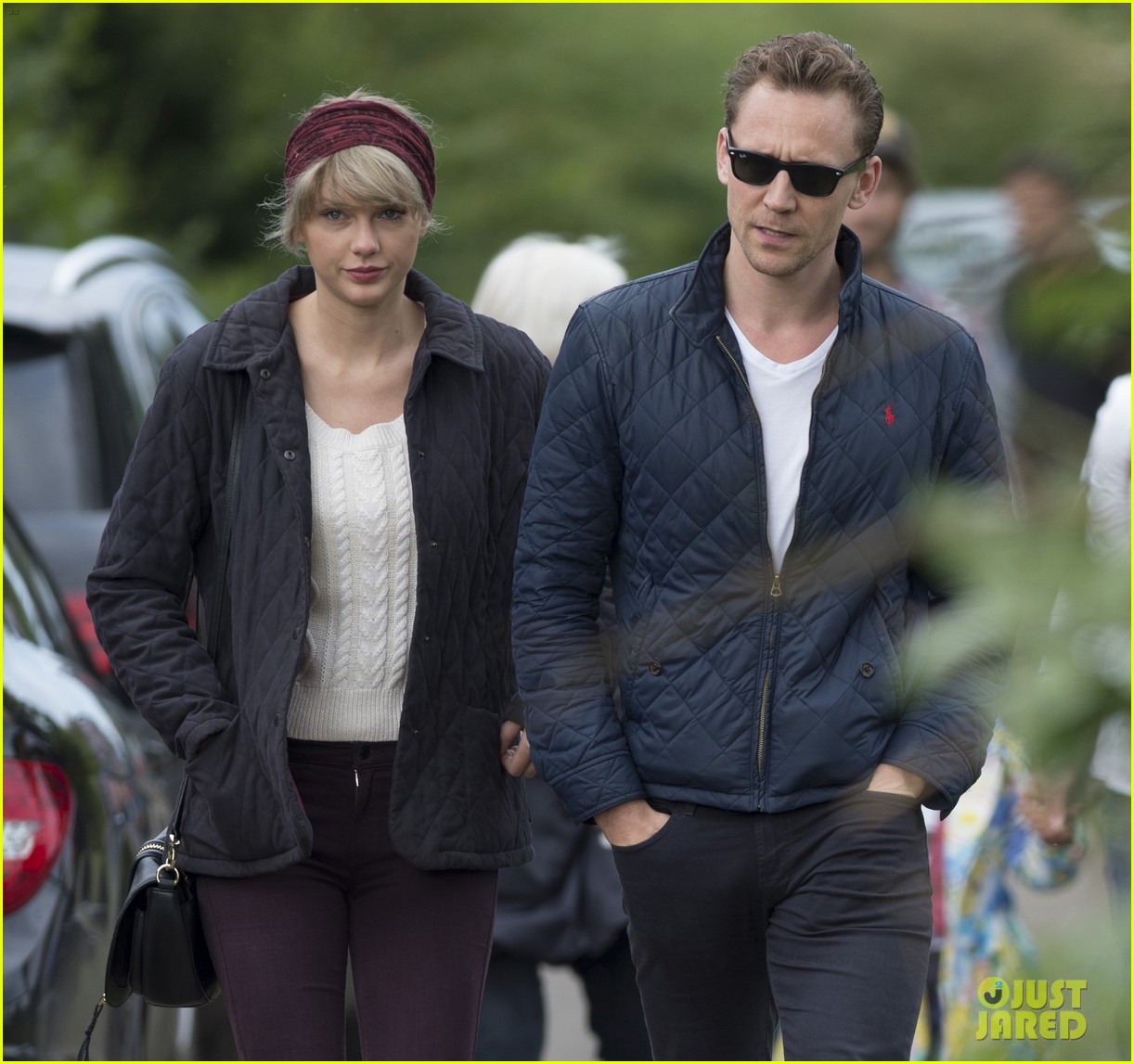 taylor-swift-tom-hiddleston-hit-the-beach-again-in-the-uk-04