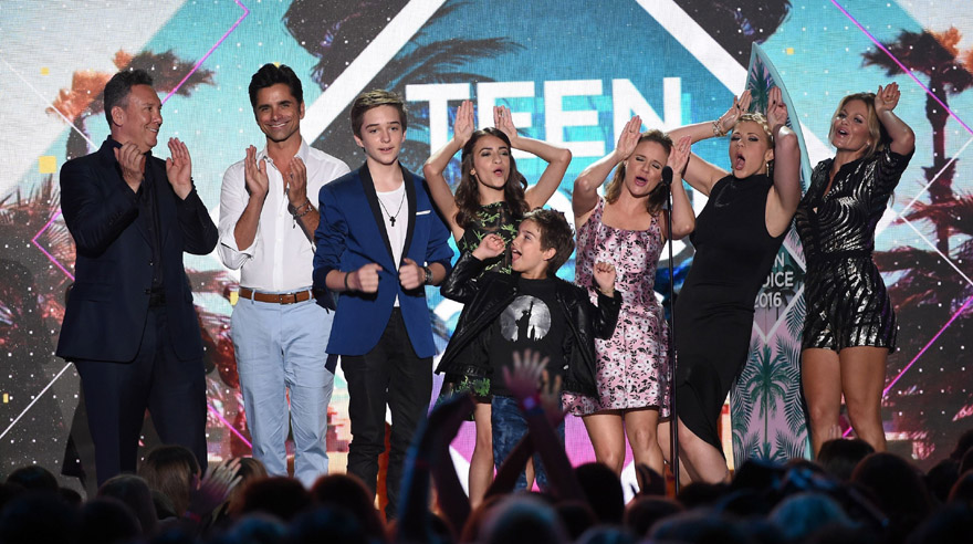 INGLEWOOD, CA - JULY 31: (L-R) Writer/producer Jeff Franklin and actors John Stamos, Michael Campion, Soni Nicole Bringas, Elias Harger, Andrea Barber, Jodie Sweetin and Jodie Sweetin accept the Choice TV Comedy award for 'Fuller House' onstage during Teen Choice Awards 2016 at The Forum on July 31, 2016 in Inglewood, California. Kevin Winter/Getty Images/AFP == FOR NEWSPAPERS, INTERNET, TELCOS & TELEVISION USE ONLY ==