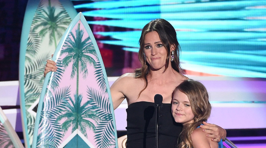INGLEWOOD, CA - JULY 31: Actors Jennifer Garner (L) and Kylie Rogers accept the Choice Movie: Drama award for 'Miracles from Heaven' onstage during Teen Choice Awards 2016 at The Forum on July 31, 2016 in Inglewood, California. Kevin Winter/Getty Images/AFP == FOR NEWSPAPERS, INTERNET, TELCOS & TELEVISION USE ONLY ==