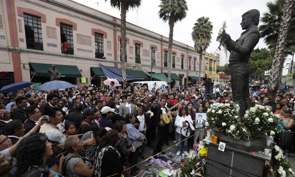 trasladan-restos-de-juan-gabriel-a-aeropuerto-de-la-5b34a86a4bcb323b0657b505b480dc60