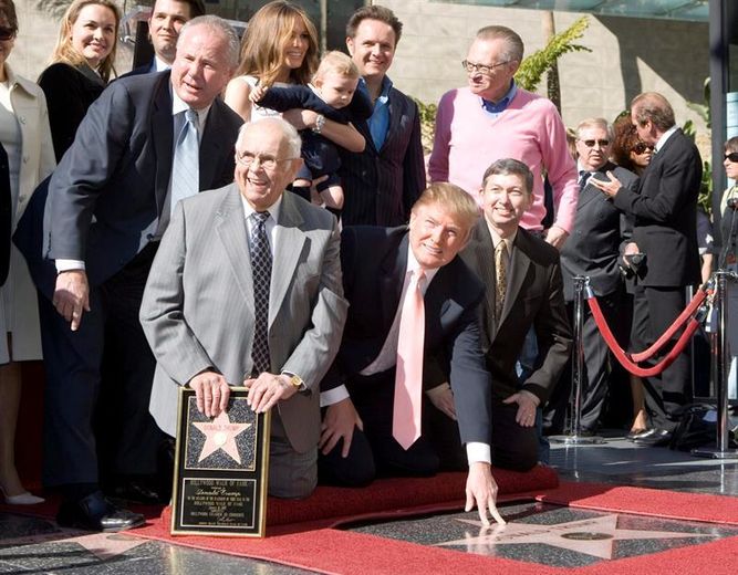 colocan-alrededor-donald-trump-hollywood_936816369_11953945_667x520