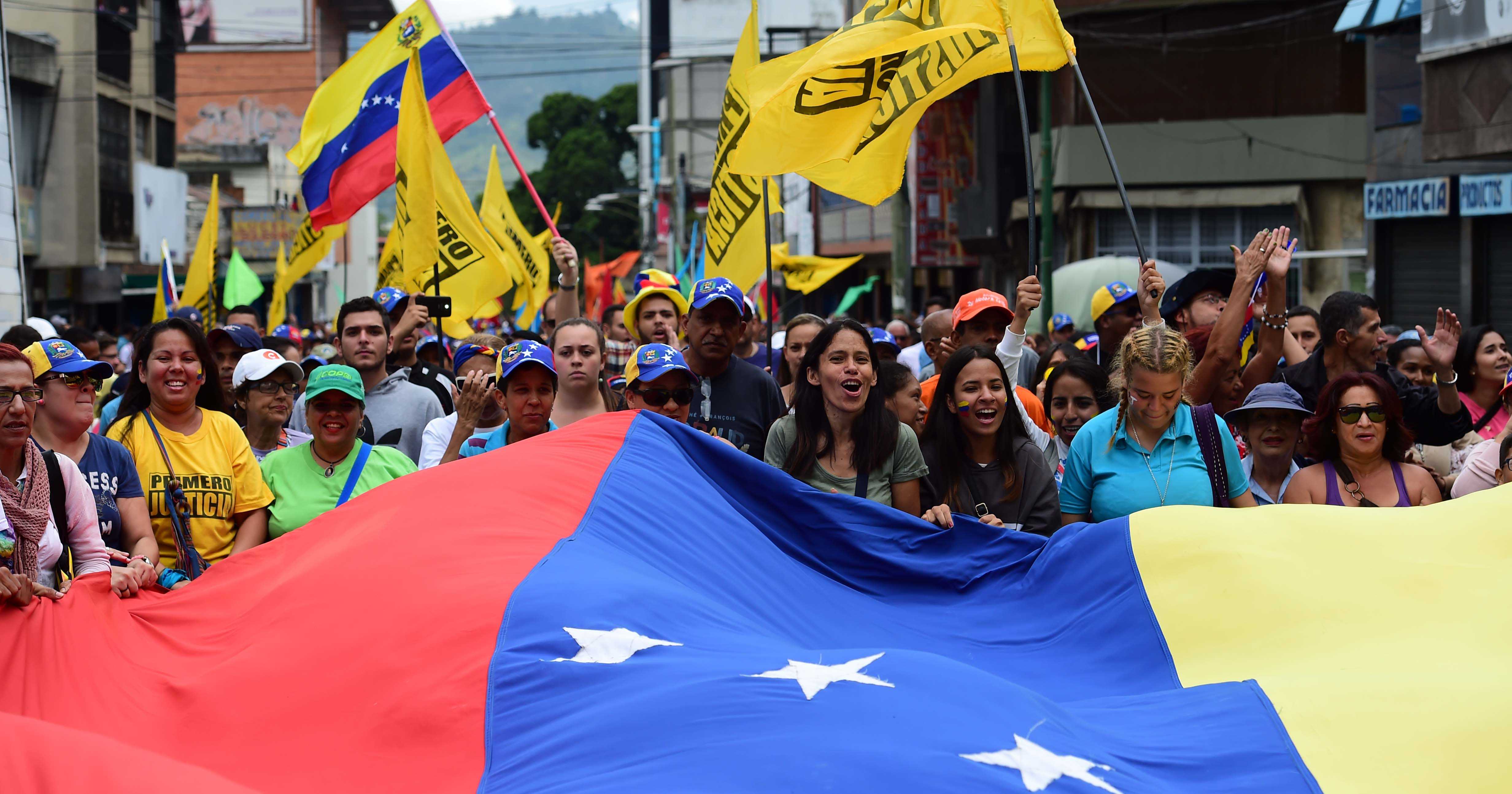 People demonstrate against President Nicolas Maduro, in Los Teques, Miranda State, Venezuela, on September 7, 2016 as the country's opposition called for new nationwide protests to pressure for a referendum on removing him from power by the end of the year. Venezuela's opposition is holding nationwide protests against Maduro, testing his grip on power six days after massive demonstrations showed the magnitude of anger over a raging crisis. / AFP PHOTO / RONALDO SCHEMIDT