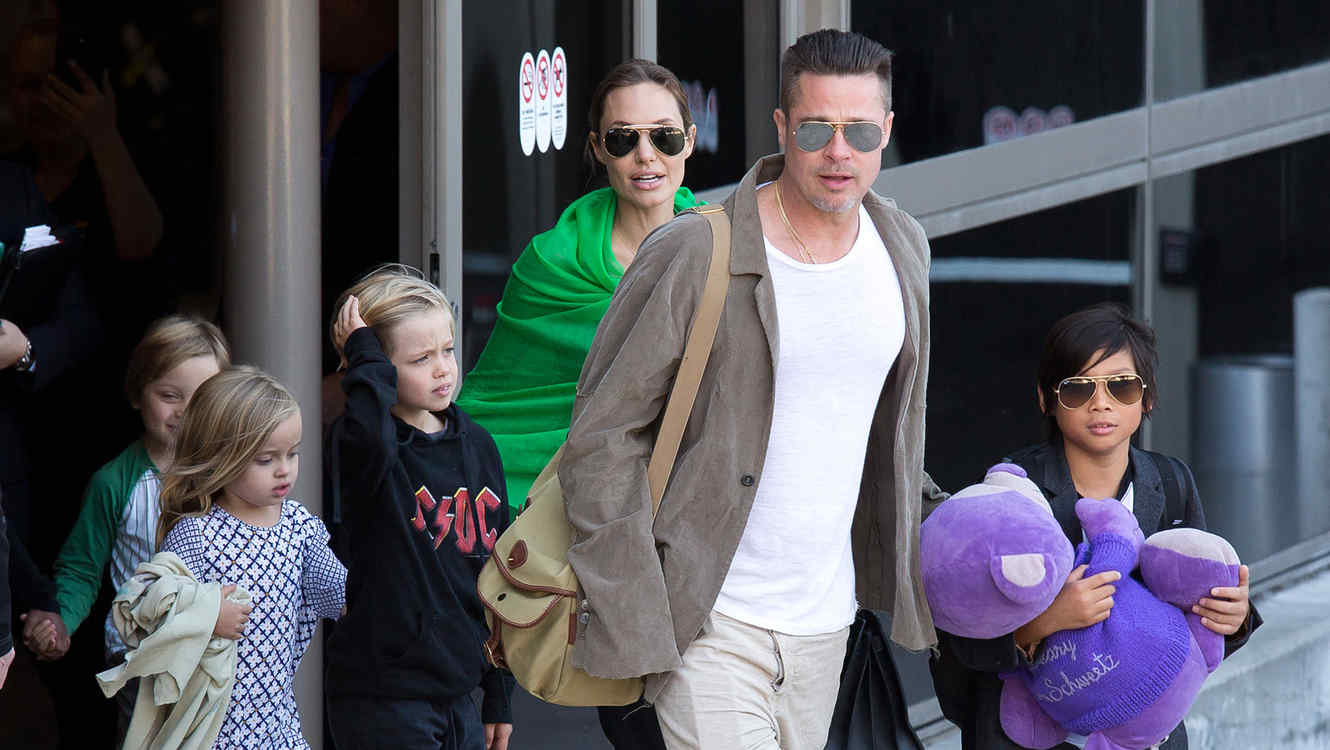 LOS ANGELES, CA - FEBRUARY 05: Brad Pitt and Angelina Jolie are seen after landing at Los Angeles International Airport with their children, Pax Jolie-Pitt, Shiloh Jolie-Pitt, Vivienne Jolie-Pitt and Knox Jolie-Pitt on February 05, 2014 in Los Angeles, California. (Photo by GVK/Bauer-Griffin/GC Images)