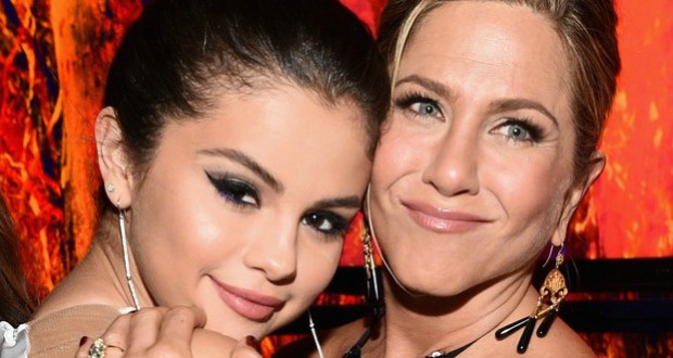 BEVERLY HILLS, CA - JANUARY 11: Singer Selena Gomez and actress Jennifer Aniston attend the 2015 InStyle And Warner Bros. 72nd Annual Golden Globe Awards Post-Party at The Beverly Hilton Hotel on January 11, 2015 in Beverly Hills, California. (Photo by Michael Buckner/Getty Images for InStyle)