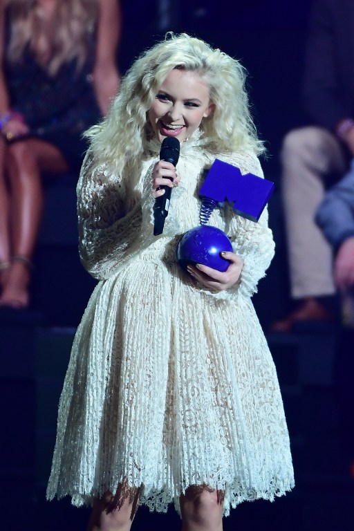 Swedish singer Zara Larsson receives the Best New Award at the MTV Europe Music Awards (EMA) on November 6, 2016 at the Ahoy Rotterdam in Rotterdam. / AFP PHOTO / Emmanuel DUNAND