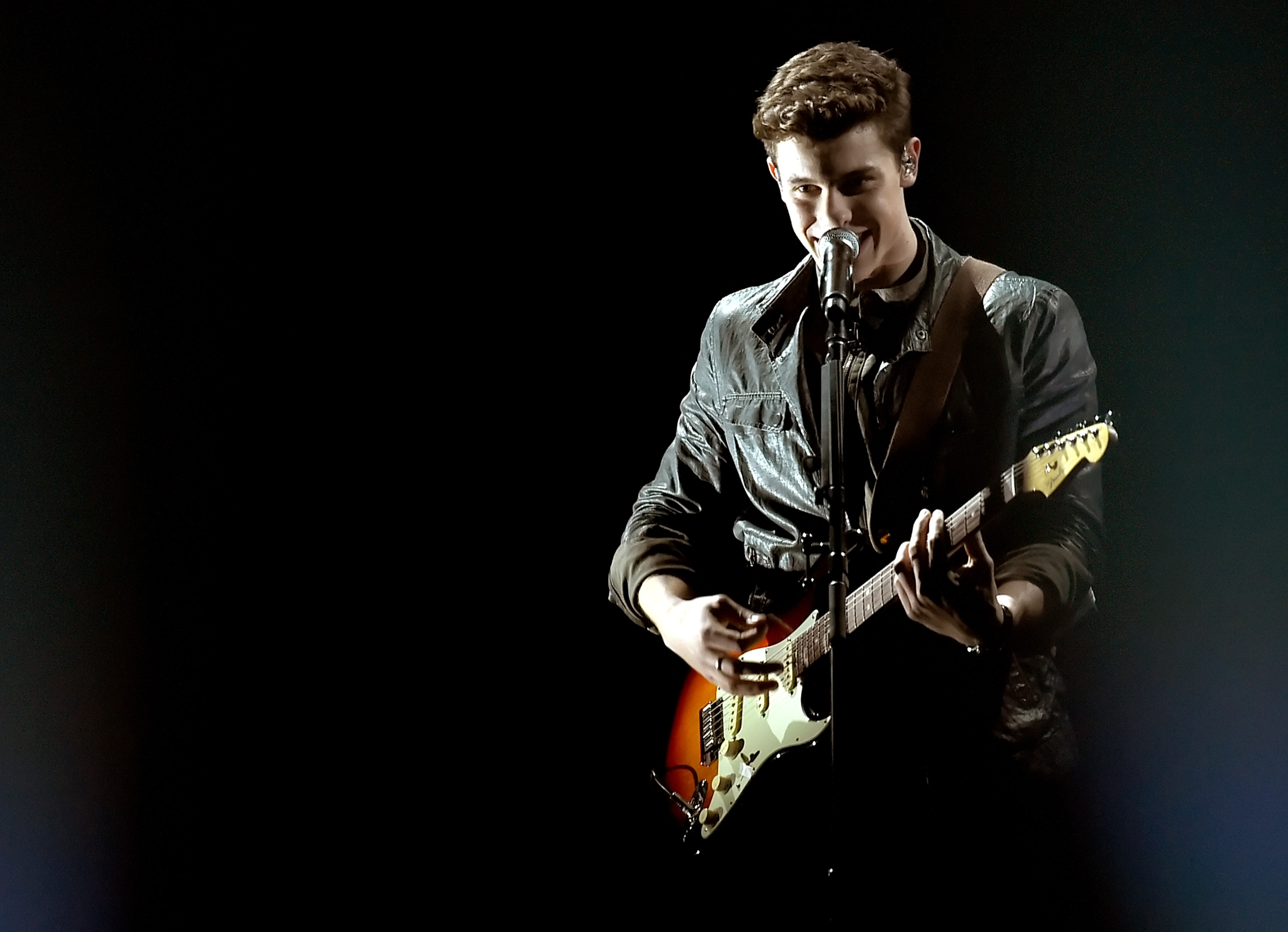 LOS ANGELES, CA - NOVEMBER 20: Singer Shawn Mendes performs onstage during the 2016 American Music Awards at Microsoft Theater on November 20, 2016 in Los Angeles, California. Kevin Winter/Getty Images/AFP