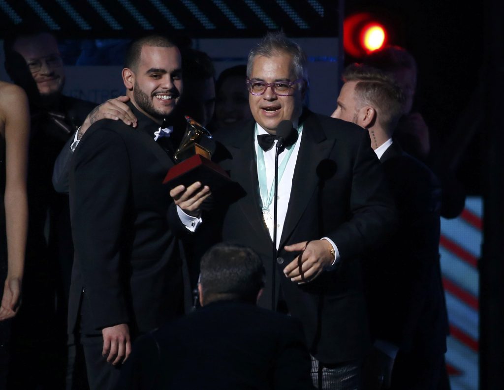 En la imagen, el productor Gustavo Farias acepta el premio por el álbum del año para "Los Duo 2", de Juan Gabriel, en la 17ª ceremonia anual de los Grammy Latinos en Las Vegas, Nevada, el 17 de noviembre de 2016. El fallecido cantante y actor mexicano Juan Gabriel recibió de manera póstuma su primer Grammy Latino el jueves, al ser reconocido en la categoría de álbum del año por "Los Dúo 2" tres meses después de su muerte. REUTERS/Mario Anzuoni