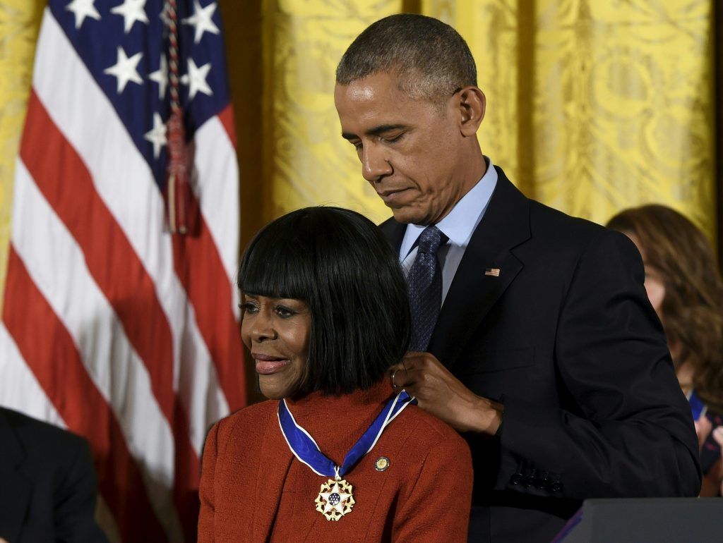 US President Barack Obama presents actress Cicely Tyson with the Presidential Medal of Freedom, the nation's highest civilian honor, during a ceremony honoring 21 recipients, in the East Room of the White House in Washington, DC, November 22, 2016. / AFP PHOTO / SAUL LOEB