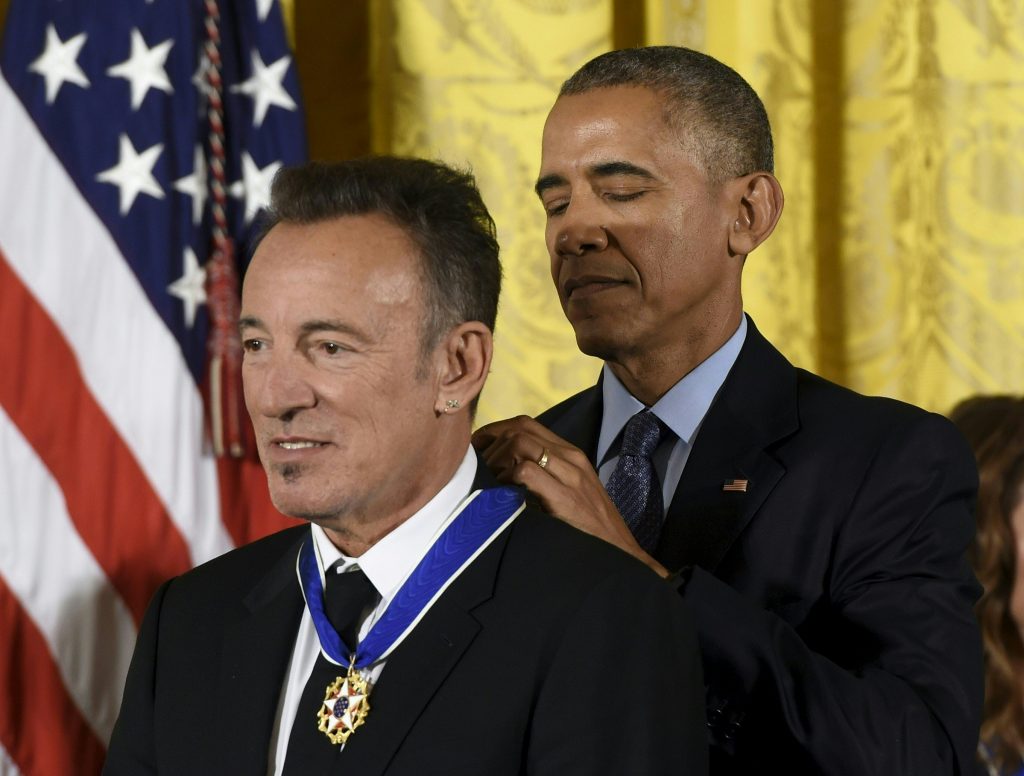 US President Barack Obama presents musician Bruce Springsteen with the Presidential Medal of Freedom, the nation's highest civilian honor, during a ceremony honoring 21 recipients, in the East Room of the White House in Washington, DC, November 22, 2016. / AFP PHOTO / SAUL LOEB
