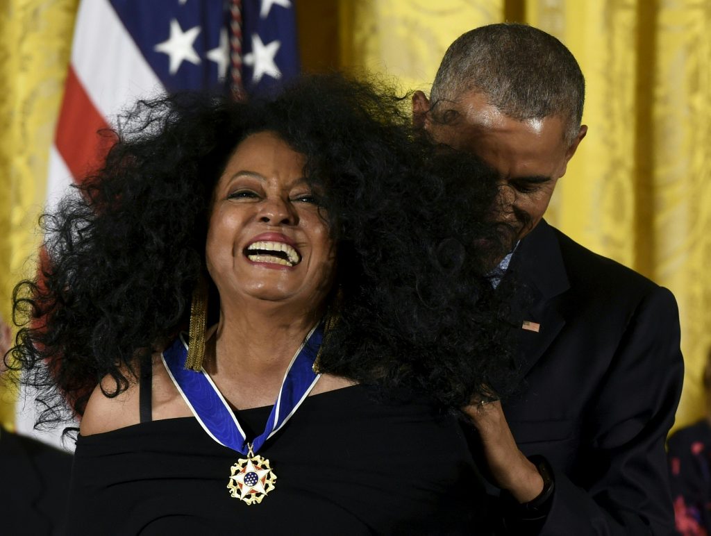 US President Barack Obama presents vocalist and musician Diana Ross with the Presidential Medal of Freedom, the nation's highest civilian honor, during a ceremony honoring 21 recipients, in the East Room of the White House in Washington, DC, November 22, 2016. / AFP PHOTO / SAUL LOEB