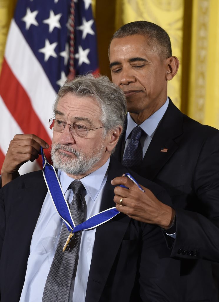 US President Barack Obama presents actor Robert De Niro with the Presidential Medal of Freedom, the nation's highest civilian honor, during a ceremony honoring 21 recipients, in the East Room of the White House in Washington, DC, November 22, 2016. / AFP PHOTO / SAUL LOEB