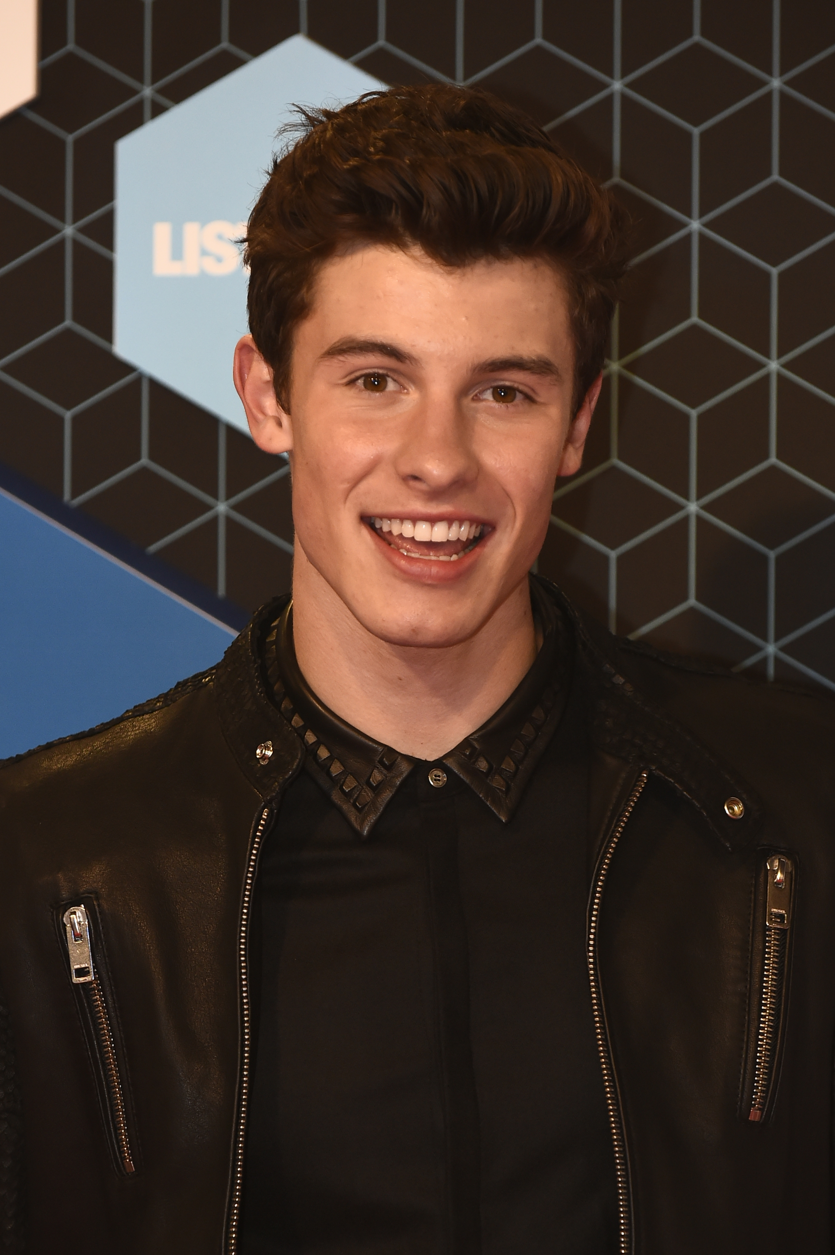 Canada's singer Shawn Mendes poses on the red carpet at the MTV Europe Music Awards (EMA) on November 6, 2016 at the Ahoy Rotterdam in Rotterdam. / AFP PHOTO / JOHN THYS