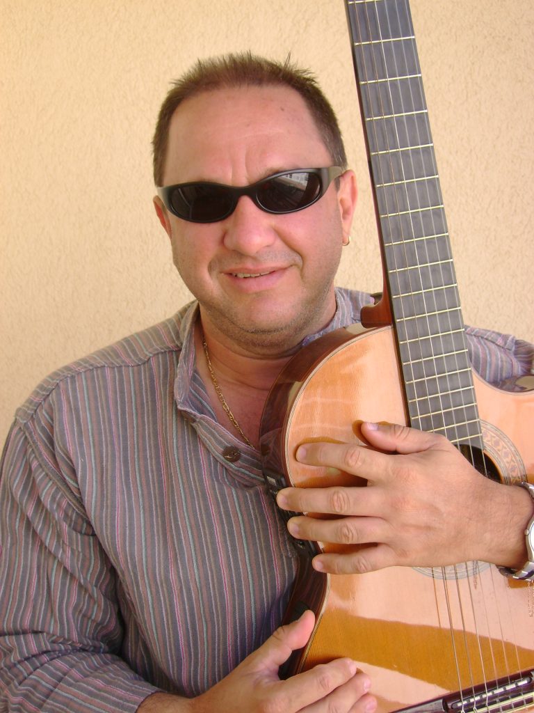 emiro-con-gafas-y-guitarra