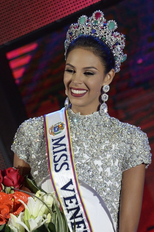 Keysi Sayago is crowned Miss Venezuela 2016 in Caracas on October 5, 2016. / AFP PHOTO / FEDERICO PARRA
