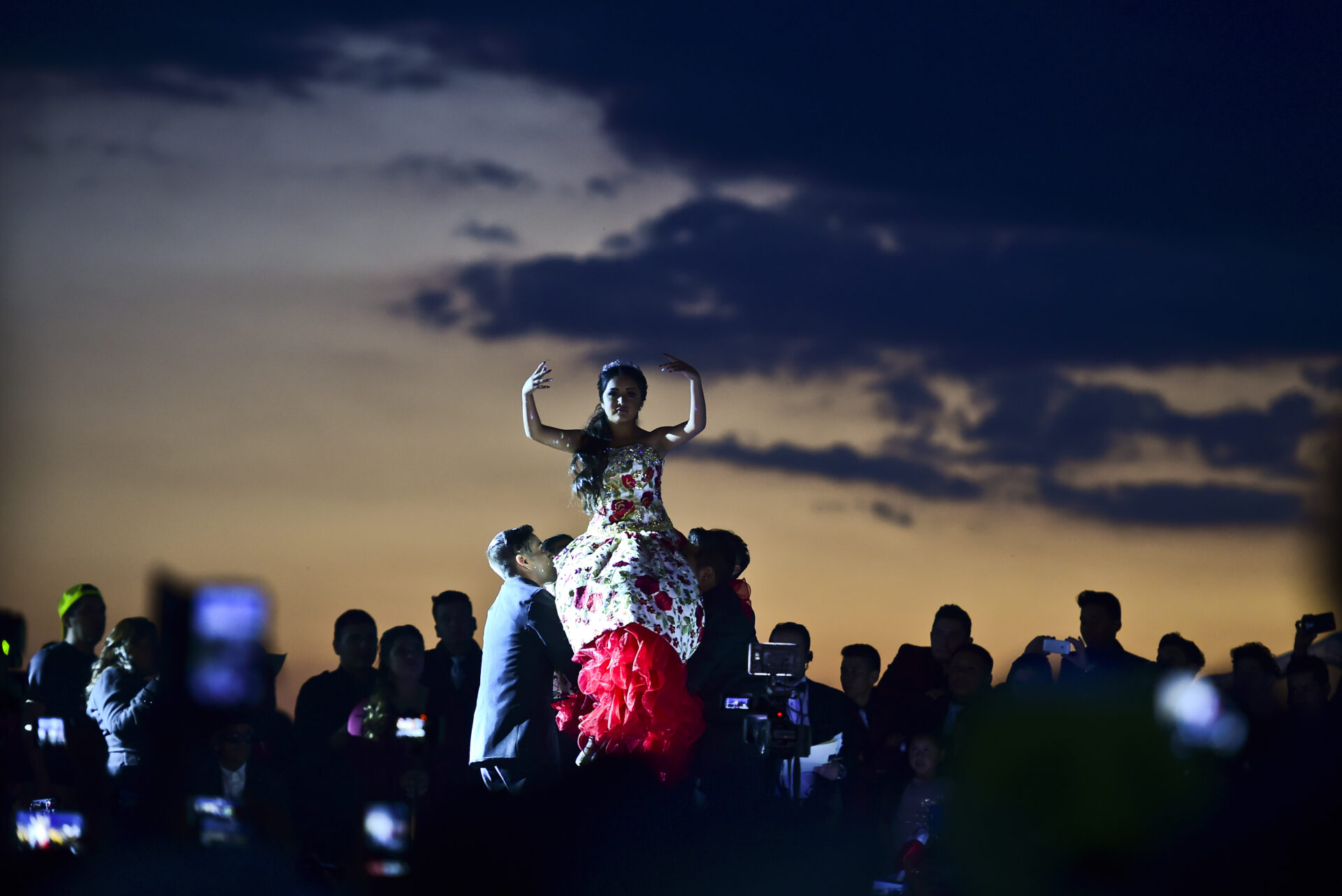 Rubi Ibarra (C)dances during her 15th birthday celebrations in Villa Guadalupe, San Luis Potosi State, on December 26, 2016.  Rubi, a small-town Mexican teen, welcomed thousands of guests for her 15th birthday party  after her parents' video invitation to the milestone event went viral online.  / AFP PHOTO / RONALDO SCHEMIDT