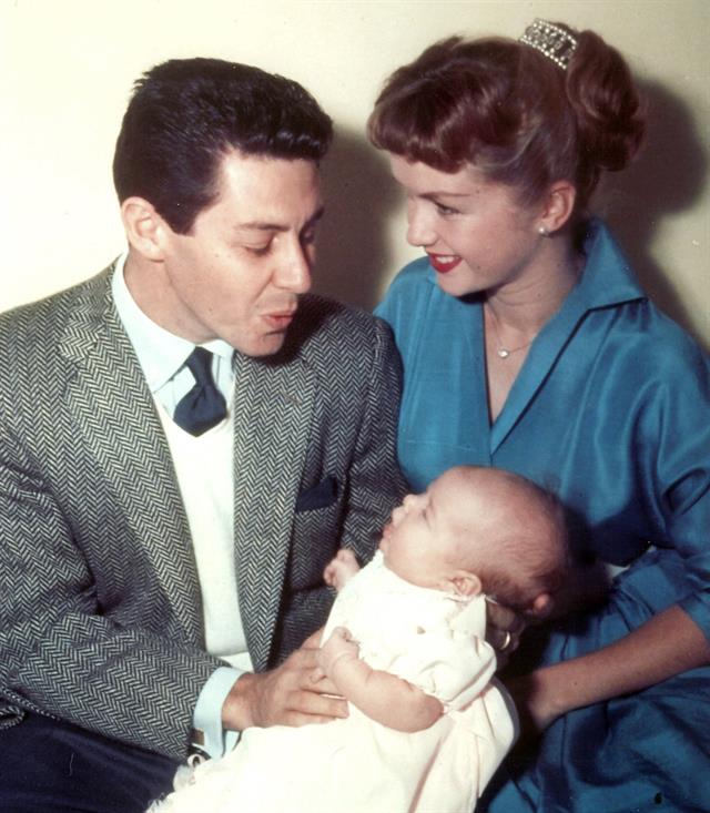 Eddie Fisher, Debbie Reynold y una Carrie Fisher recién nacida, en la revista Time