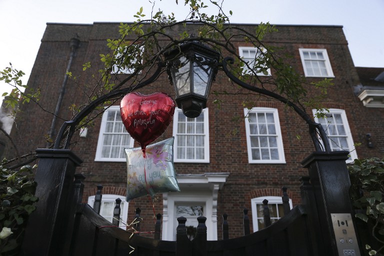 Balloons are tied to the front gate of the north London home of British singer George Michael on December 26, 2016, after news of the singer's death broke. Tributes poured in from the music world on December 26 after British pop superstar George Michael, who rose to fame with the duo Wham! and a string of smash hits including "Last Christmas", died aged 53. Michael died of apparent heart failure on Christmas Day at his home in Goring, a village on the River Thames in Oxfordshire, west of London, after an award-winning career spanning more than three decades. / AFP PHOTO / Daniel LEAL-OLIVAS